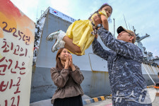 반가운 가족…청해부대 45진 진해 입항