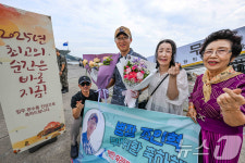 반가운 가족…청해부대 45진 진해 입항