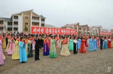 北 낭림군 신원농장 새집들이…산골에 넘치는 새 문명의 기쁨