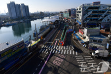 시원하게 뚫린 죽도어시장 해안도로