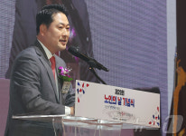 노인의 날 기념식에서 축사하는 장동혁 국민의힘 대표