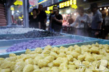 추석 앞두고 먹음직스러운 송편 구입