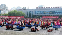 北, 당 창건 80주년 맞아 신의주 온실종합농장에 농기계 전달