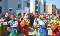 北 황해북도 승호군, 새집들이 경사…흥겨운 춤판 펼쳐져