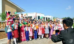 北, 승호군 주민들에게 살림집이용허가증 전달