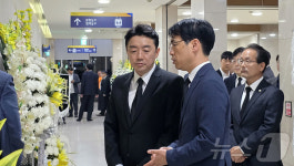 강훈식 비서실장, ‘투신’ 전산망 담당 공무원 빈소 조문