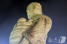 태백 대표 관광지 황지연못, 며느리 동상 낙서로 몸살