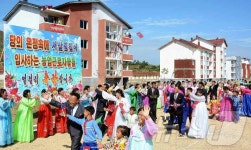 北 동림군 남삼농장에서 일어난 새집들이 경사