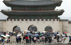 비도 못 막은 한가위 나들이’ 경복궁 북적