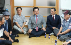 김영록 지사, 추석 연휴 목포 경로당 찾아