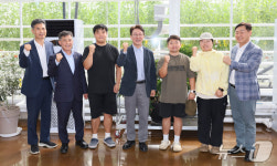 김민석 총리, 김제 스마트팜 찾아 청년농업인 창업 현장 점검