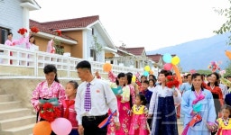 北 성간군 성하잠업농장 새집들이 행사에 참석한 주민들