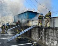 부산 사하구 스티로폼 가공 공장서 불…1명 연기 흡입