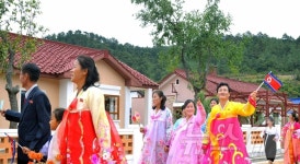 北 김책시 상평축산농장 새집들이…인공기 흔드는 주민들