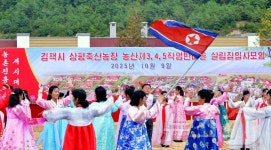 북한 김책시 상평축산농장 새집들이 경사 즐기는 주민들