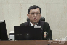 한덕수 전 총리 재판 진행하는 이진관 판사
