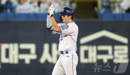 세리머니 하는 김영웅