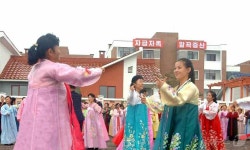 살림집 입사모임에 참석한 北 문덕군 주민들