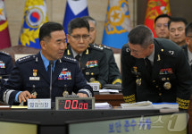 [국감]관계자와 대화하는 진영승 합참의장