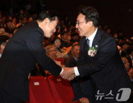 장동혁 대표와 악수하는 김민석 총리