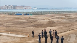 김정은, 마감 앞둔 신의주 온실종합농장 시찰