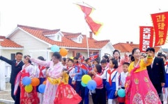 北 평양시 호남농장 살림집 입사모임에 참가한 주민들