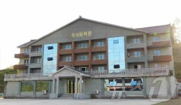 北 남포시에 새로 건설된 국사봉 여관의 모습