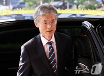출근하는 조희대 대법원장