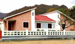 北 자강도 고풍군 월명농장 살림집 입사모임…농촌진흥의 자랑찬 모습