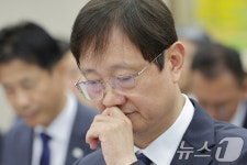 [국감]얼굴 매만지는 이찬진 금감원장