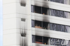 화재로 그을린 서울센터빌딩