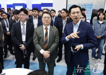 부스 둘러보는 문신학 산업부 차관