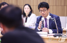 [국감]의원질의에 답하는 김현수 대사대리