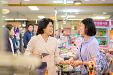 상인과 대화 나누는 김혜경 여사