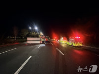 부산 사상구 강변대로서 화물차, 택시 충격 후 전도…3명 부상