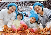 서해안소금+고랭지배추+강원양념비법…평창서 즐기는 김장축제
