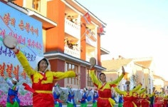 살림집 입사모임에 참석한 北 경원군 성내농장 주민들