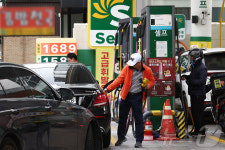 주유소 기름값 동반 하락…휘발유 1660원대