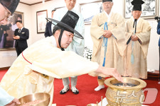 박정희 서거 46주기 추모제 분향하는 김장호 구미시장