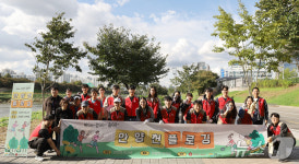 롯데이노베이트, 안양천 플로깅·EM흙공 던지기로 하천정화