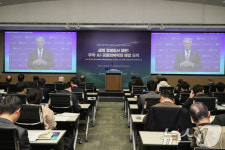 인사말하는 마티아스 코르만 OECD 사무총장