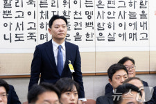 [국감] 인사하는 박상용 교수