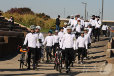 입장하는 자전거 신조선통신사 대원들