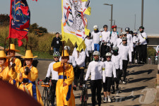 취타대와 함께 입장하는 자전거 신조선통신사 대원들