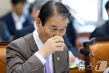[국감]물 마시는 권오을 장관