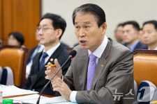 [국감]종합감사 답변하는 권오을 장관