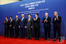 이재명 대통령, 특별만찬 참석  정상들과 기념촬영
