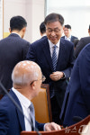 [국감]조원철 법제처장과 인사하는 최재해 감사원장