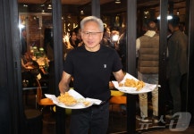 젠슨 황, 치킨 드세요!