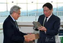 최태원 회장에 선물 하는 젠슨 황